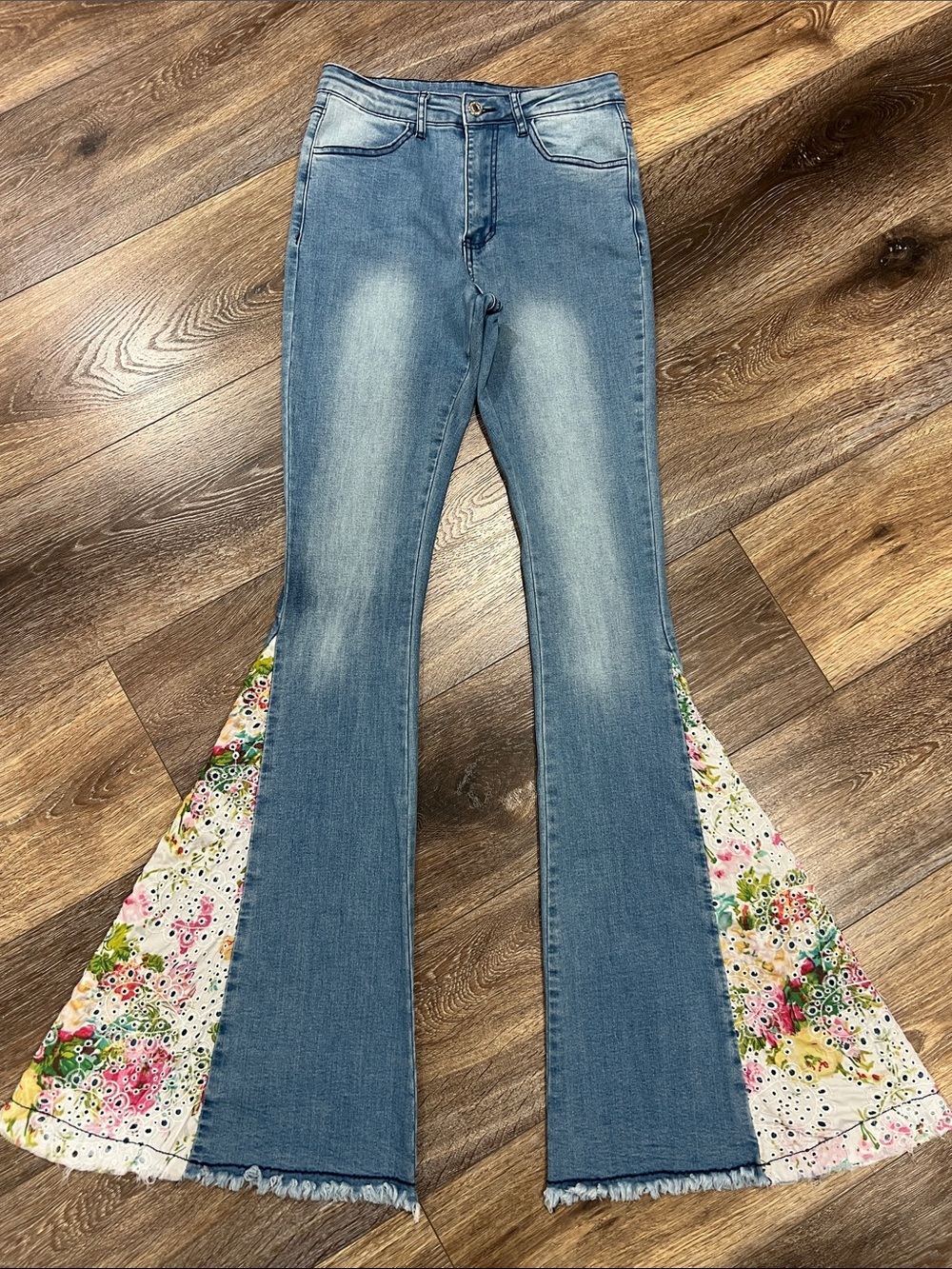 Saints & Hearts Super Flare Floral Eyelet High Rise
Denim Frayed Hem Jeans 🌸🌼🌺🦋
